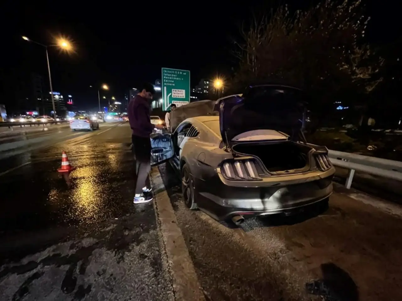 Bağcılar’da lüks otomobil alevlere teslim oldu