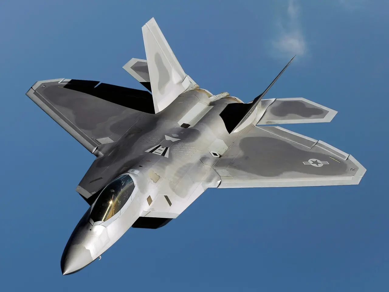 ABD'nin F-22 Raptor savaş uçağı, hava hakimiyetini sağlamak için gökyüzünde üstünlüğünü koruyor