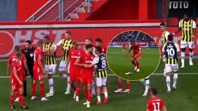 Twente'li oyuncu Osayi-Samuel'in kramponunu saha dışına atınca...